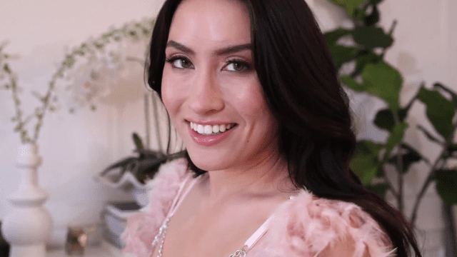 Cô nàng người mẫu đồ lót hàng cực phẩm - heovl.fr