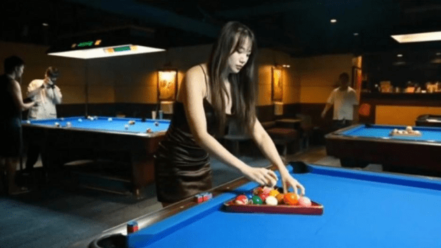 ED-39 - Trải nghiệm em gái làm quán bi-a bím hồng - heovl.fr