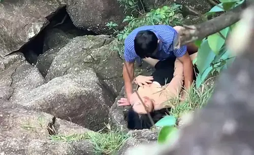 Đi du lịch với công ty mà em đồng nghiệp lén lút chịch bên bờ suối - heovl.fr