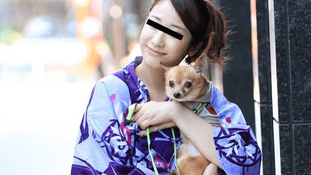 082423_01 - Người đẹp mặc yukata dắt chó đi dạo - heovl.fr