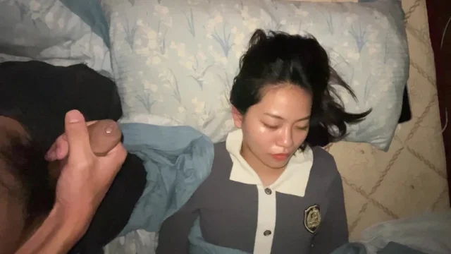 Lén lút vào phòng em lúc ngủ mà chỉ dám đứng quay tay bắn tinh lên tóc em